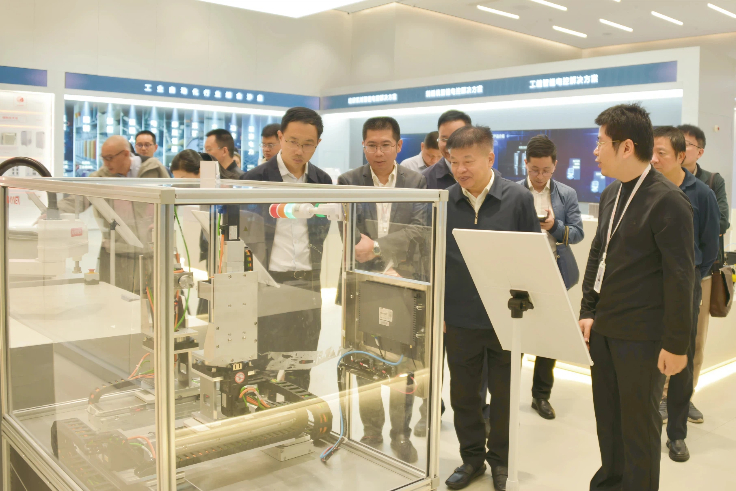 省工信廳陳建業(yè)廳長一行蒞臨睿能科技調研考察(圖2) 省工信廳陳建業(yè)廳長一行蒞臨睿能科技調研考察(圖2)