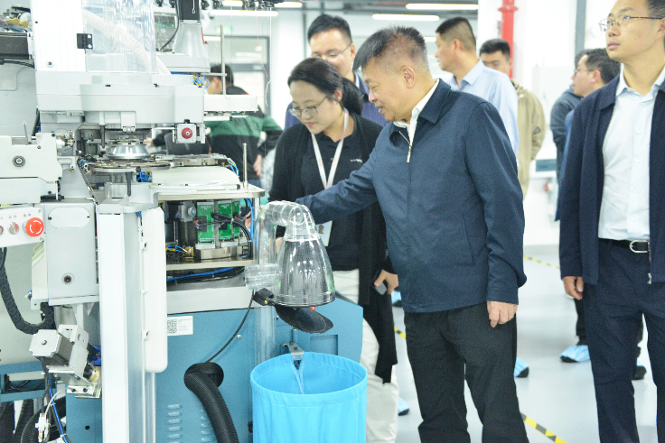 省工信廳陳建業(yè)廳長一行蒞臨睿能科技調研考察(圖3) 省工信廳陳建業(yè)廳長一行蒞臨睿能科技調研考察(圖3)